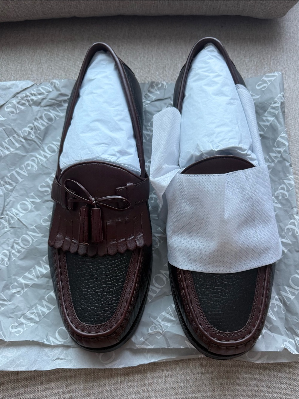 The Johnston & Murphy Men's Aragon II Kiltie Tassel Loafer features a distinctiv